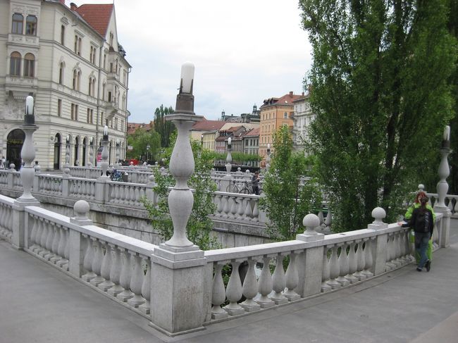 三本橋トロモストウイエ（Tromostovje）。<br />1930年代にヨジェ・プレチニクが設計。その後歩行者用に2本の橋が付け足された。