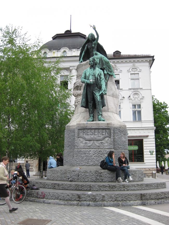 プレセーレンとムーサの像。