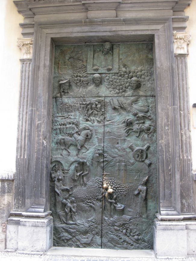 大聖堂のドア。<br /><br />近づいてみると・・・