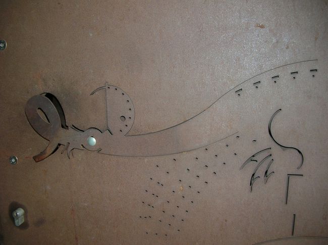 たくさんのドアにこの模様が。<br />何だろう・・・。