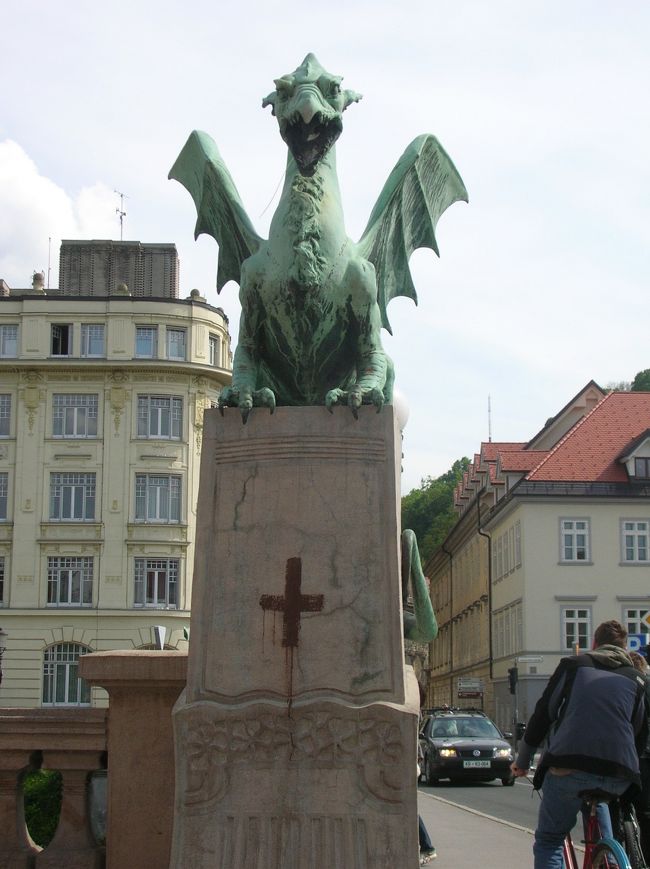 竜の橋（Zmajski most）。<br />三本橋と同じく、ヨジェ・プレチニクが設計。