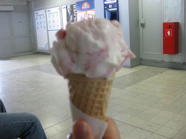 バスを待つ間、アイスクリームを食べます。<br />アイスクリームスタンドの男の子、まだ小学生くらい？ニコニコしながら売ってくれました。