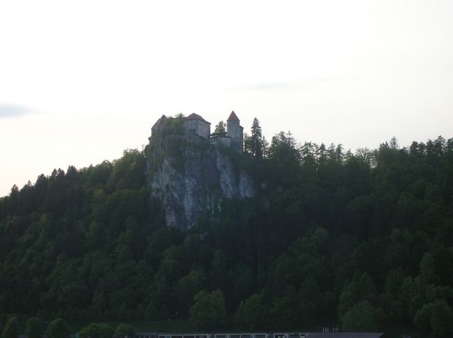 ブレッド湖から望むブレッド城（Blejski grad）。