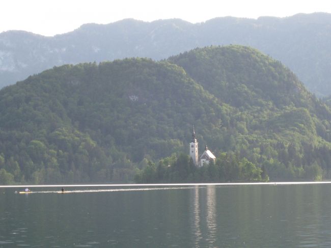 湖に浮かぶ聖母被昇天教会（cerkev sv. Marijnega vnebovzetja）。