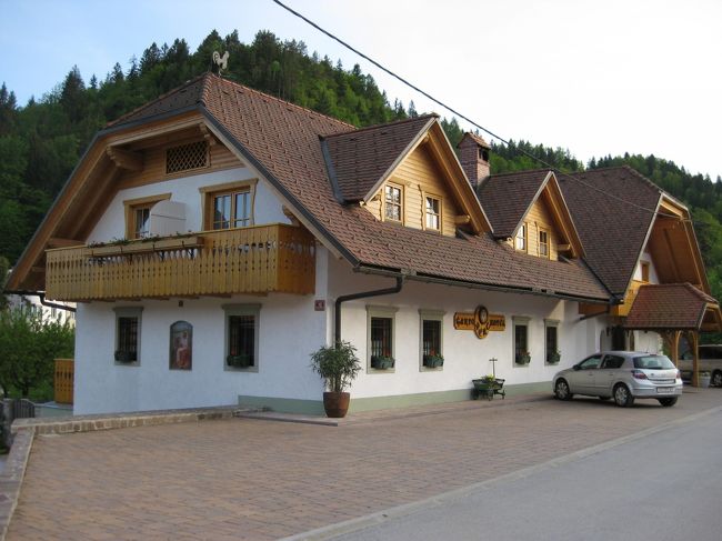 ちなみにこちらがホテル。<br />ペンションとホテル、兄弟で経営してるそうです。<br />こちらのオーナーさんとも少しお話する機会がありました。<br />お兄さん（弟さん？）も、やっぱりいい人。