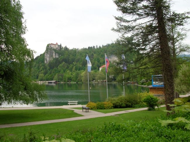 ケーキを食べながら湖を眺めてボーッ。