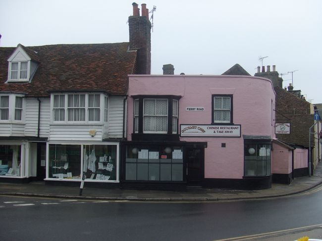 いきなり、ピンクの建物が。