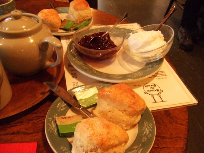 スコーン、おいしい！<br />この旅で2回食べましたが、<br />やはり美味いものの1位と2位はスコーンでした。<br />