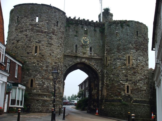 道に突然、立派な門