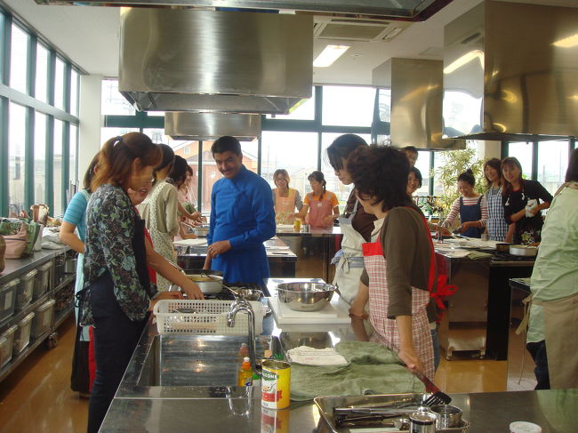 翌日の料理教室。<br />プロフーズ神戸玉津店にて。講師はママとパパ。パパは、もっぱら味見役。