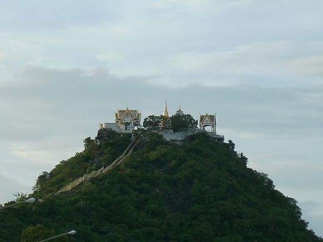 一体プラチュアップ・キーリー・カンって何だ？？？ <br />これはタイ南部にある町の地名です。。。 <br />そうタイの南部に来てしまっちゃったんです・・・ <br />本来なら航空券も買ってあったので、６月４日に香港に行ってるはずだったのに・・・ <br />なぜ南部を旅してるかは、また今度お話しするとして、このプラチュアップ・キーリー・カンは某有名なガイドブック地球の○き方には紹介されてない。。。 <br />世界の旅行者が愛用しているロンリー○ネットにも、あんな分厚い本にもかかわらず２ページぐらいでしか紹介されていない、とってもとってもマイナーな場所だったのです。。。 <br />たまたま友人からここの地名を聞かされて、来てみたはいいものの、やっぱりガイドブックってページを割いてるところは見所が多く、そうでないところは・・・だよね。。。 <br /><br />情報をあまり持ってないので、着いてすぐに町のツーリストインフォメーションに行ってみる。。。 <br />こんなしょぼい・・・小さな町にもちゃんとツーリストインフォメーションがあって休みなく毎日してくれてる。。。 <br />早速入り話しかけるとちゃんと英語も通じる。。。 <br />まず利用のための名前や国籍を書かされる。。。 <br />まず日付から06・06・52と書く。。。52はタイではほとんど仏教暦が使われているため今年は2552年になる。。。 <br />1つ上を見てみると03・05・52・・・ <br />えぇ〜1ヶ月以上利用者なし・・・ <br />それも上のほとんどがタイ文字・・・タイ人が利用してるの？？？ <br />町の地図をもらい観光地を聞いてみる。。。 <br />山の上に寺院があるところが一番の見所だという。。。 <br />それはここの真横だった・・・ <br />他には？？？と聞くと写真を見せてくれる。。。 <br />でもそれは真横の寺院の写真だった・・・ <br />いや別に写真じゃなくても外に出て首を横にするだけで見えるよと言いたかったが、そこまでの英語力が俺にはなかった・・・ <br />まぁわかったことが見所は１つということだった。。。 <br />暇なので町一番のハイクラスなホテルを教えてくれてと言ってみる。。。 <br />おばちゃんは俺のみすぼらしい服装を見て、鼻で笑ってからここが町一番のホテルだと地図を指差した。。。 <br />しかし付け加えるようにここはホアヒンのような大きいリゾートじゃないからあまりいいホテルはないんだよと言った。。。 <br />ホアヒンはこことバンコクの間にある結構有名なリゾート地で、ここに来る前に寄って来たが、海も砂浜も汚くこれでも？？？と思ったが有名なだけあって世界の一流ホテルが軒を連ねていた・・・ <br />