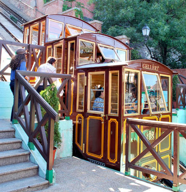 ランチの前に王宮の丘へケーブルカーで上がりました。