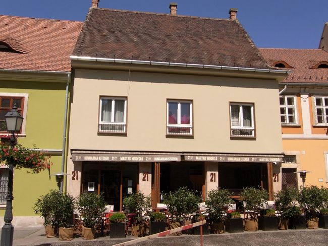 まずはハンガリー名物フォアグラということで、サイトでチェックしていcafe pierrotに行きましたが　ランチ終了していました。<br />向かいの店で食べられるとpierrotの人に言われたので、『HANGURIAN KITCHEN21』というお店へ。<br />