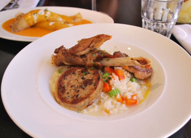 フォアグラのソテーとパテ　骨付き肉のついたリゾットとクレープ料理パラチンタ。<br />思い返せばこのフォアグラ料理が旅行中一番おいしかった。お店の人もいい感じでした。