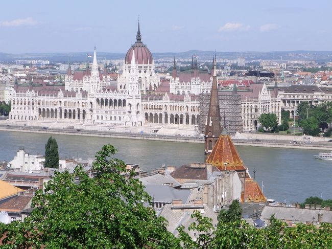 ランチを食べ終わったところで午後2時くらい。<br />これから王宮の丘を回ります。先ほど見学した国会議事堂の全景を眺めます。