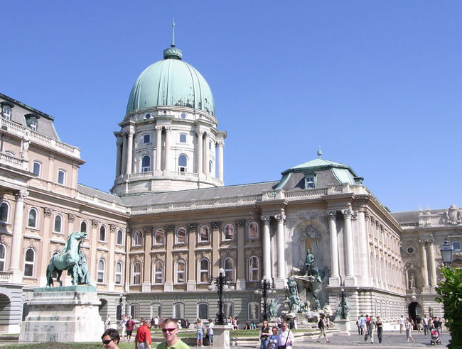 ブダ王宮。美術館は見学せず。