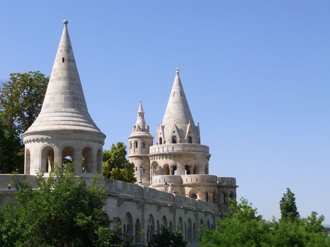 漁夫の砦。真っ青な空に白い建物が映えます。<br />このあたりは観光客がいっぱいでした。