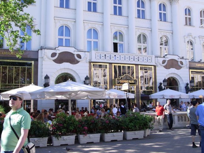 王宮の丘を降りてヴァーツイ通りへ。16:00頃です。<br />有名なカフェジェルボーは混んでいた。