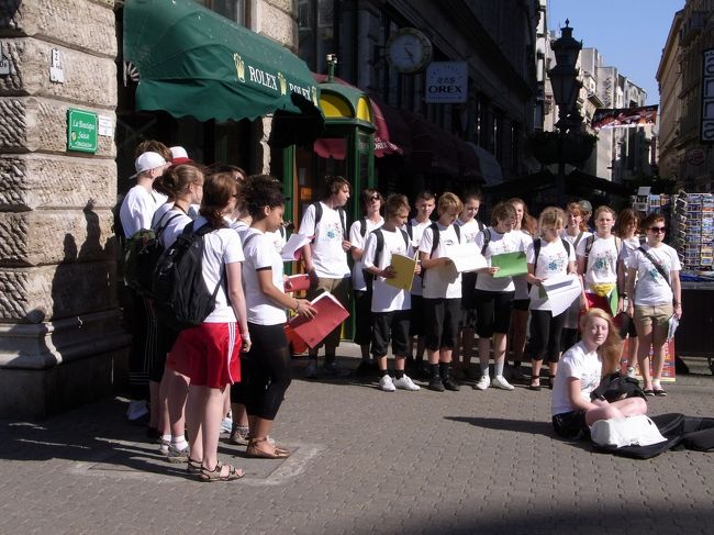 中学生ぐらい？マンマ・ミーアを歌っていました。<br /><br />このあたりはブランドの店やH＆Mなどがありました。