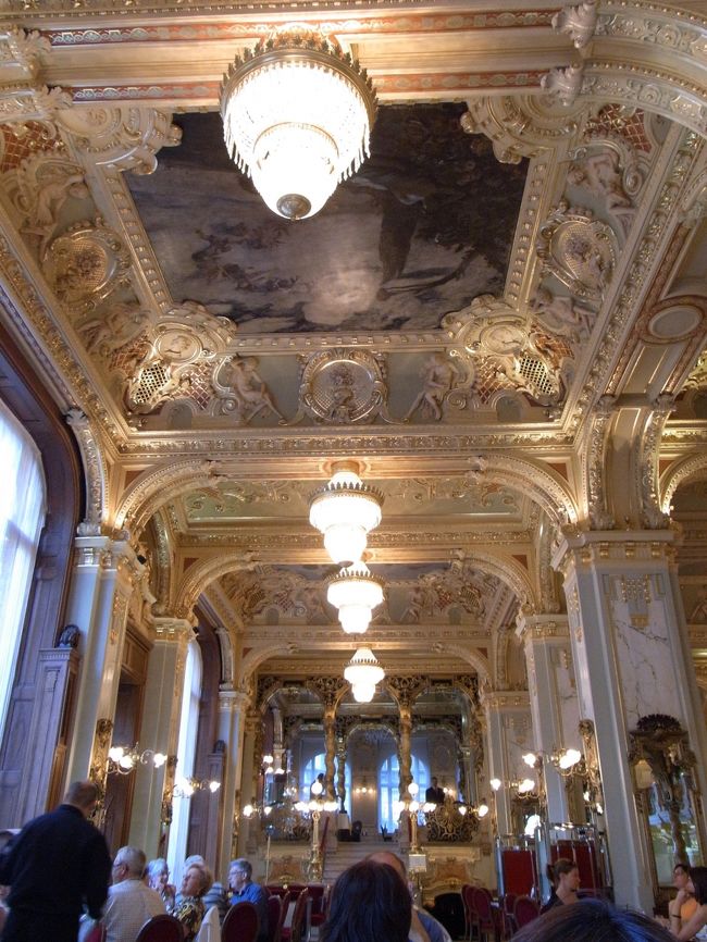 ニューヨークカフェでお茶。<br />内装が豪華とのことなのですが、国会議事堂の本物の金箔の内装を見た後では悲しいかな。。。<br />ケーキセット1100Ft（約550円）<br />ケーキの味は普通でした。