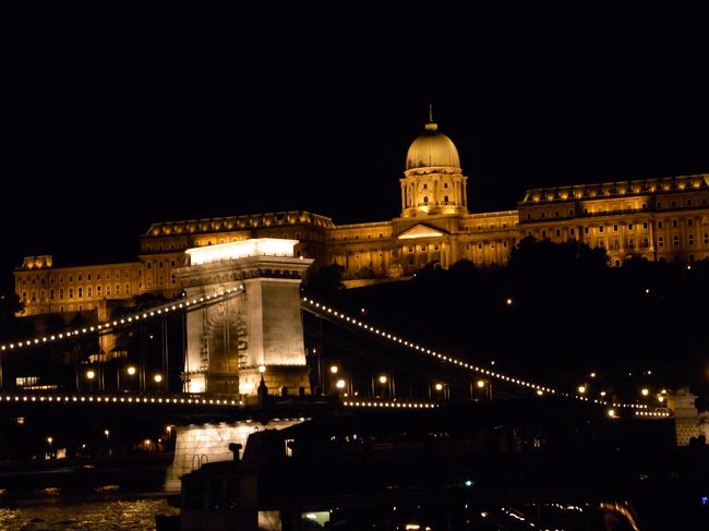 船から見た　ライトアップされた王宮とくさり橋。<br />昼間は暑いくらいでしたが夜になると肌寒くなり、デッキでじっとしているのはつらくなってきました。<br /><br />船から降りてこの日は終了。1日でかなり動きました。<br /><br />万歩計データ<br />26,171歩