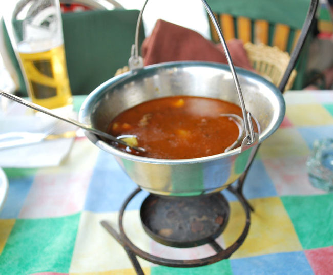 センテンドレでお昼。グヤーシュは鍋に入って出てきます。<br />これにパンがたくさんついてきました。