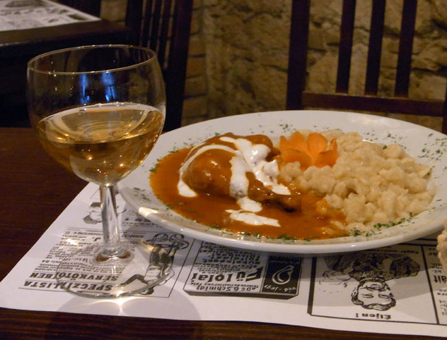 ハンガリー最後の夕食。まだ食べていなかったパプリカチキンとマッシュルームの肉詰め、そしてトカイワイン。<br />トカイワインはデザートワインなのでかなり甘い。食事には昨日飲んだエゲルワインのほうがあいました。