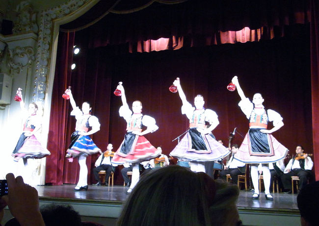 食事をして、20:00から『DUNA PALOTA』でフォークダンスショー鑑賞。ハンガリアンダンスやチャールダッシュなどなじみのある曲でバイオリンなどの演奏とダンスが交互に演じられてました。楽しかった。<br />チケットは5400Ft(2800円くらい）前日にホテルから予約してもらいました。<br /><br />