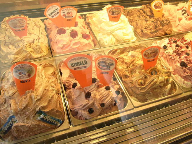 アイスクリームはいつもこんな感じでてんこ盛りでショーケースにありました。1つ80円くらいでおいしかった。