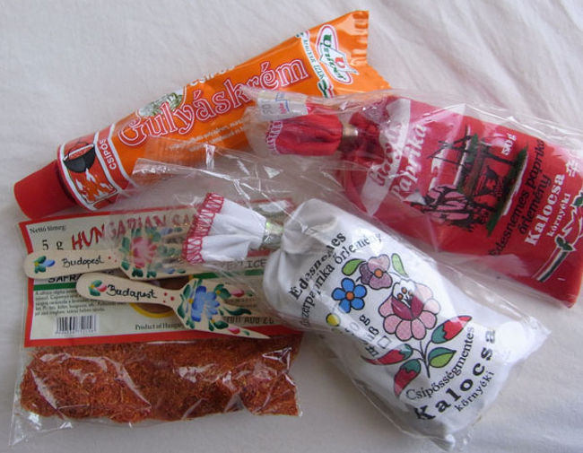 5/25　午後にはチェコに向けて出発なので　お土産を買いに再び中央市場へ。<br />パプリカ　サフランなど安かったので自分用にも購入。<br />とりあえず買ってみたグヤーシュペーストはスパイスとして使えそうな味でした。