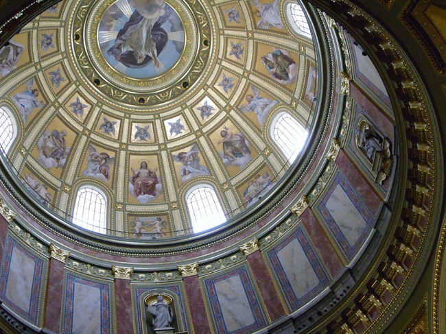 市場から帰って　まだ時間があったのでホテルの近くの聖イシュトヴァーン大聖堂へ。ここもまた豪華な内装。<br />