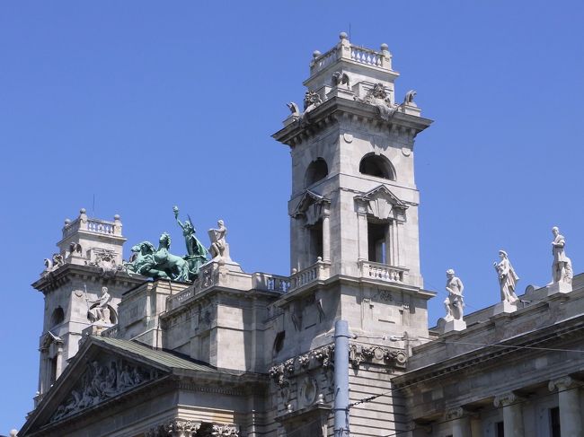 ブダペストは街中彫刻だらけでした。王宮など特別な建物でなくても　通りに面した建物の壁面にはstatueが。<br />彫刻好きなのでもっと見て写真撮りたかった。<br />ヨーロッパ大陸で一番古いという地下鉄は駅も車両も古くてさびれた感じもするのに、外の建物はものすごく豪華というのが興味深かったです。