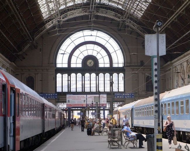 ブダペスト東駅からチェコBrnoに向けて電車で出発です。<br />滞在中お天気よく、いい気持ちで街歩きができました。<br /><br />街の人たちは私たちに普通に自然に対応してくれるので、観光客とか日本人とかあまり気にしてないのかなと思いました。<br /><br /><br />車窓と街なみ編へ続く<br />