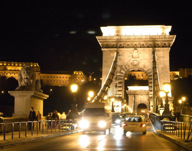 くさり橋。何度も撮り直しました。<br />写真撮影している人も結構いた。<br /><br />これでブダペストの夜もおしまいです。<br /><br />万歩計はつけ忘れて記録なし。