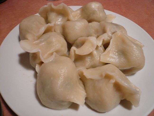 名物の水餃子！！<br /><br />オーダーするとすぐ運ばれてきました。<br /><br />さすが人気店！！仕事が早いです！！<br /><br />干しエビ、ココナッツ、香辛料の入った赤い調味料をつけていただきます。<br /><br />にらがたっぷり入った水餃子はもちもちしていてとても美味しい！！<br /><br />餡にもしっかり味が付いているのでココナッツが苦手な人はそのままでも美味しくいただけます。