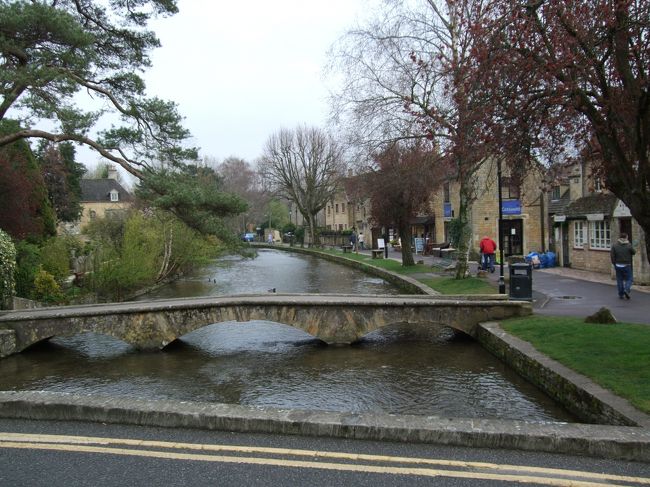 ボートンのメインストリートはエイヴォン川と共に。