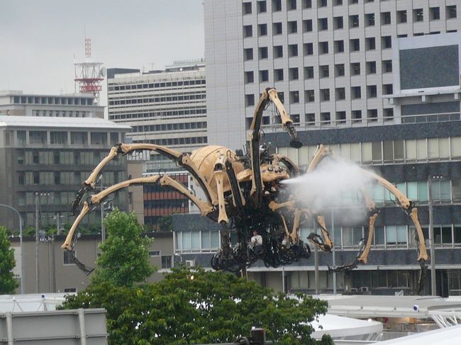 巨大くも「ラ・マシン」<br /><br />こちらのクモさんは糸ではなく水を噴きます。