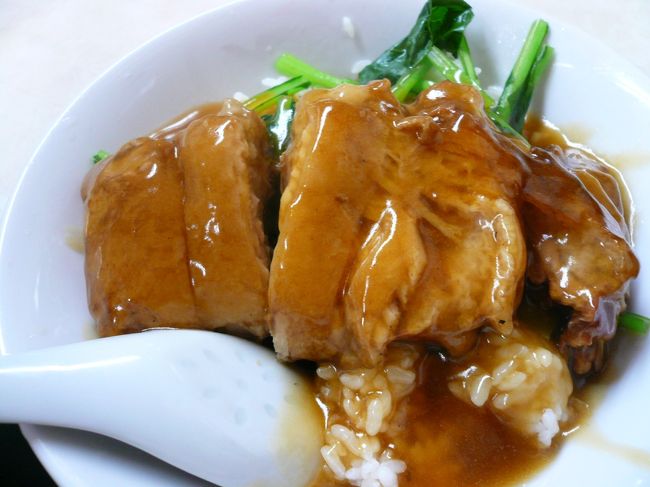 中華街再び。<br /><br />海員閣で夕食です。<br /><br />豚バラ飯。<br /><br />甘辛とろっとろっの豚さんです。<br /><br />まわりのテーブルを見ると皆こちらをオーダーしてました。
