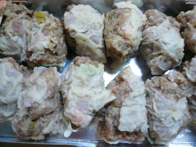 お持ち帰りした名物のシュウマイ。<br /><br />「１０分位蒸して食べてね。」と、お店の看板おばあちゃん。<br /><br />「はーい」<br /><br />家路に着き箱を開けてびっくり！！<br /><br /><br />１つが○陽軒の２〜３個分くらいの大きさ！！