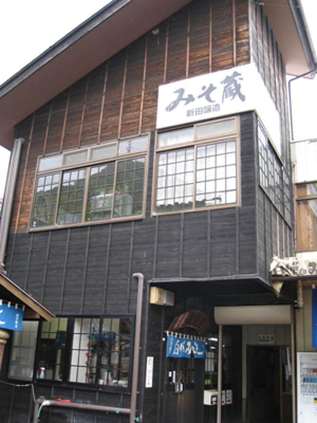 新幹線を上田の駅でおり、びゅうバスで信州味噌の工場見学です。上田駅近くでは、今大河ドラマでも話題の真田家の上田城を車窓見学しながら、バスガイドさんが武田や上杉の歴史を説明してくれました。