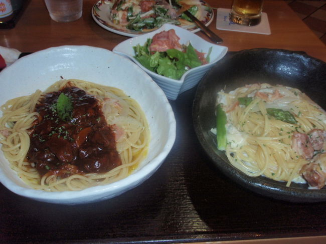 北海道産アスパラガスと釧路産鶏のクリームソース、美幌産牛のハヤシソースのパスタの夕飯です。このあと、ホテルに帰り、ワールドカップ予選の日本×ウズベキスタンを日本が１点先制他のを確認して就寝。日本がワールドカップを決めたら、南アフリカまで行かなきゃなんないかなと思いつつ、ちなみにフランス、日韓を連続で行って、ドイツは航空券は取ったものの、試合のチケットが取れなかったのでいけませんでした。南アは治安が悪いから弾丸ツアーがあったらそれにしましょう。