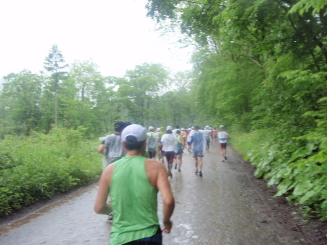 ５キロ地点です。約２６分です。未舗装路ですので、折からの雨で前よりもぬかるみになった道をできるだけ水たまりをよけて走る感じです。しかも、途中までハーフを同じコースでハーフが先にスタートしたので、いい具合にぬかるんでいます。