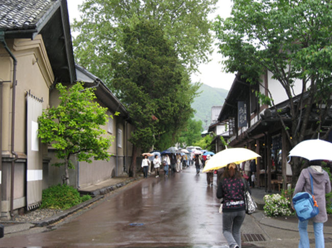 歴史館でお勉強をした後、我々は小布施の町へ向かいました。あいにくの雨で多くは歩けませんでしたが、情緒ある町並みを見学しました。