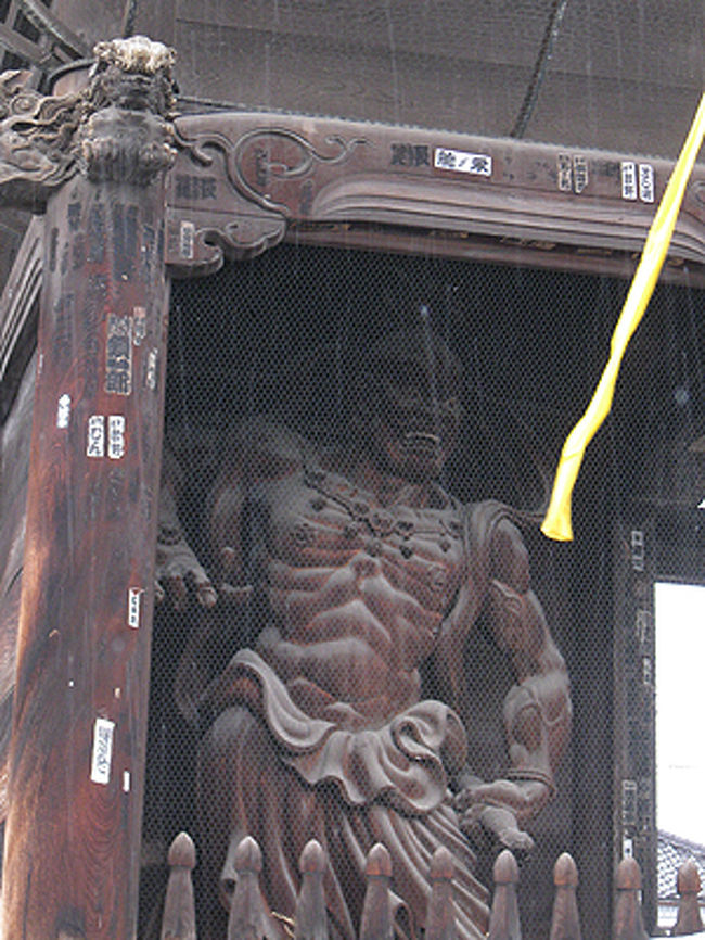 小布施見学の後は、いよいよ善光寺です。<br />まずは仁王門です。ここの仁王様の彫刻は、<br />高村光雲と米原雲海の作とされ、その芸術性の高さが<br />評価されています。