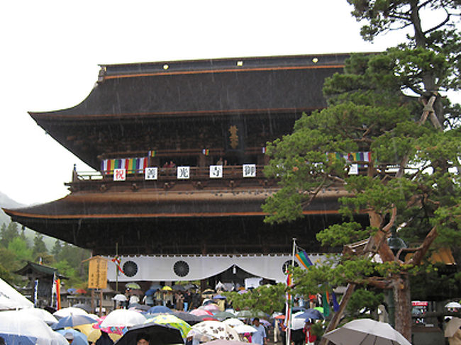 仁王門から仲見世を通ると、次は重要文化財でもある<br />山門です。楼上に掲げられた「善光寺」という額は、鳩字の額と言われており、文字の中に5羽の鳩が描かれています。また、善光寺の善の字は牛の顔をあらわしているといわれ、牛に引かれて善光寺の信仰を<br />表現されているともいわれています。