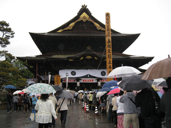 そしていよいよ本堂です。が、その前に、大きな角塔婆がたっており、これが御開帳をあらわす回向柱です。