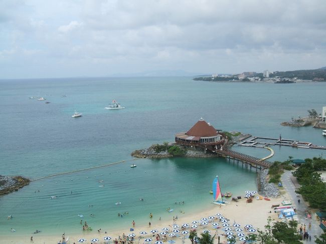 おはようございます♪<br /><br />今回、沖縄旅行をするにあたり２人で悩みに悩んだのが宿泊するホテルでした。そして最終的に決定したのが「ルネッサンスリゾート　オキナワ」です。<br /><br />宿泊したお部屋は、最上階のルネッサンスフロア（クラブフロア）にあるルネッサンスツインです。しかもプライベートビーチ側です♪予約時には、プライベートビーチ側になるか確約出来ないと言われてましたが無事にプライベートビーチ側にアサインされて良かったです☆<br /><br />写真は、お部屋のベランダからの眺めです。青い海、白い砂浜が見えます♪写真の中心にある三角屋根の建物はレストランです。上は、バーベキューのお店で下は炭火焼のレストランです。炭火焼のレストランは、景色は見えないのですが壁が水槽になっているので、まるで水中で食事をしているような感じです。
