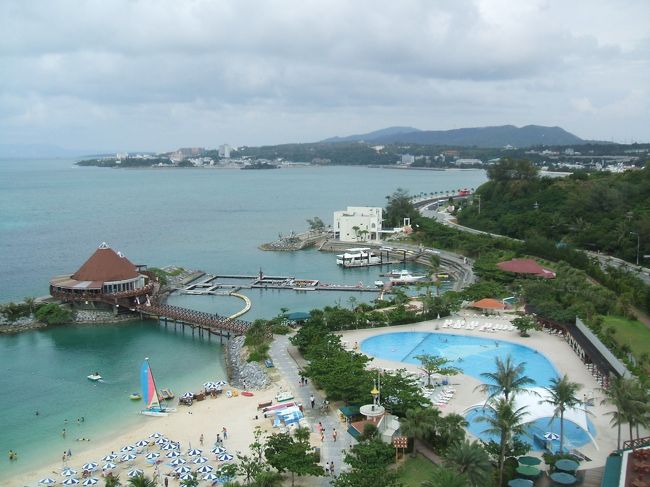 お部屋からの眺め、その２です♪<br /><br />プライベートビーチの横には、屋外プールもあります。でも、せっかく隣にビーチがあるのですからビーチで遊びたいですね。<br /><br />ちなみに、ここのプライベートビーチは環境省の「水質が特に良好な水浴場」に選定されています。<br /><br />午前中は、シーカヤックやシュノーケルをして来たので午後にここのビーチで遊びました♪