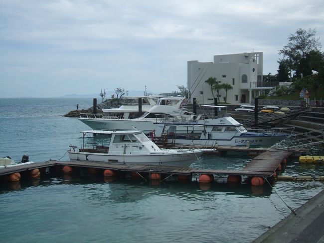 朝食後は、ホテルの敷地を少しお散歩しました。<br />プライベートビーチの奥にはホテルの桟橋があります。ここからホテル主催のマリンメニュー（クルージング）などは出発します。<br /><br />また、写真の奥にある白い建物はホテルの教会です。ここで結婚式が出来ます。
