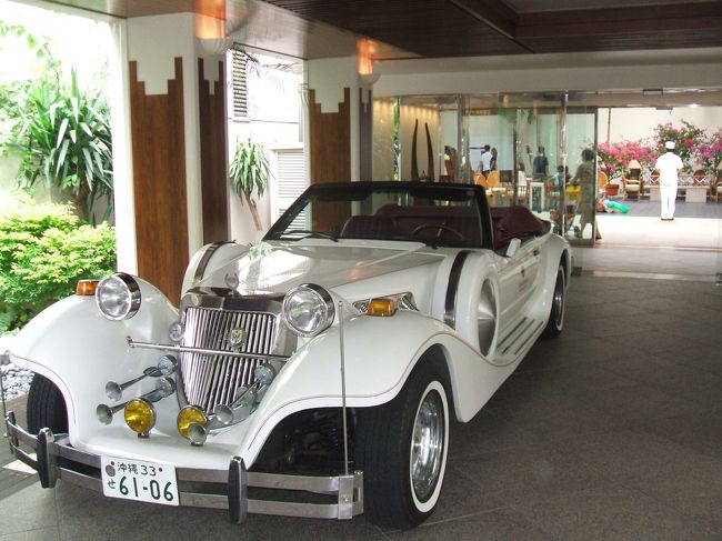 ホテルのエントランスに駐車してある車です。この車は結婚式の時などに使用するそうです。